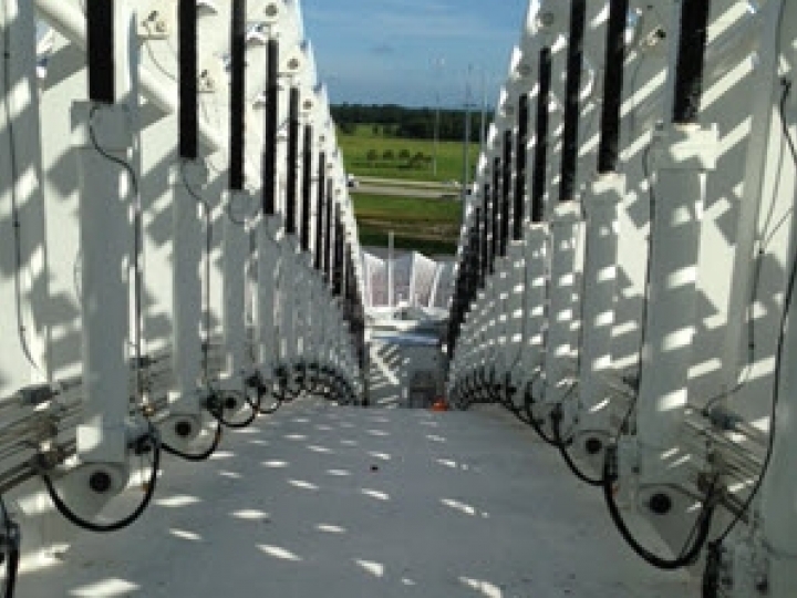 Cilindros Hidráulicos Permitem Arquitetura Artística na Universidade | Estudo de caso